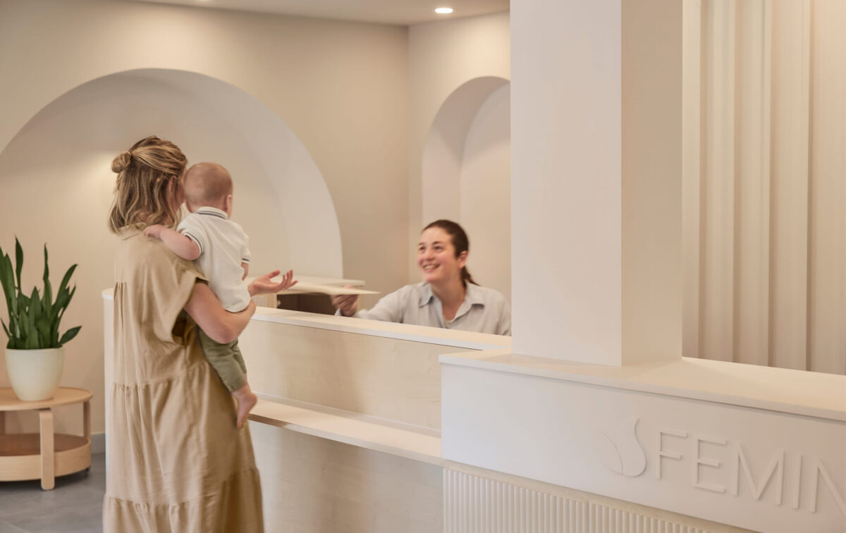Accueil chaleureux à la clinique Fémina, où une maman vient consulter avec son bébé.